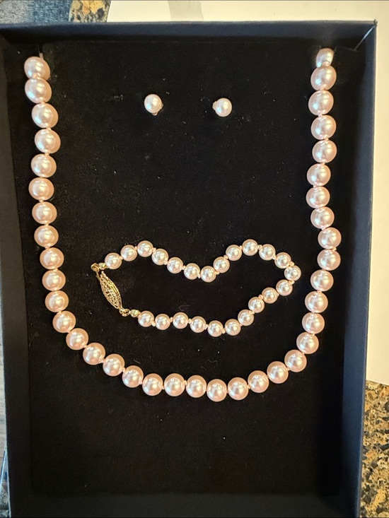 Jewelry - Vintage/ Classic Pink Pearl Jewelry Set - Necklace, Bracelet & 14k gold Earrings